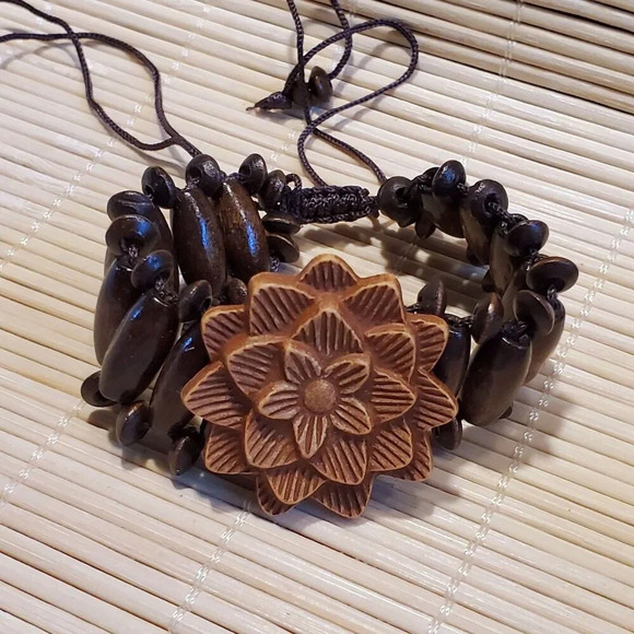 90s Y2K Vintage Dark Brown Wood Carved Acrylic Flower OSFA Adjustable Bracelet - Picture 3 of 10